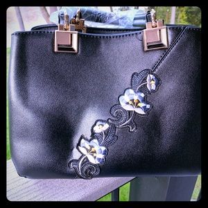 Black Purse, Flower Details ❤️❤️Brand New ❤️